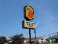 Super 8 - Kent 