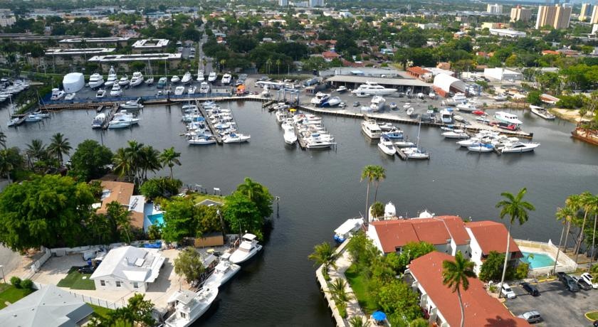 Riviera Apartments - River Oaks Marina 