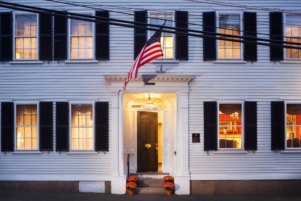 Harbor Light Inn 