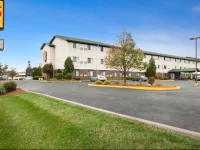 Super 8 Milwaukee Airport 