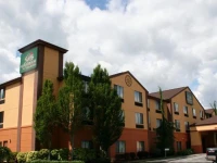 Evergreen Inn & Suites 