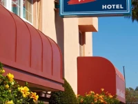 Bay Shores Peninsula Hotel 