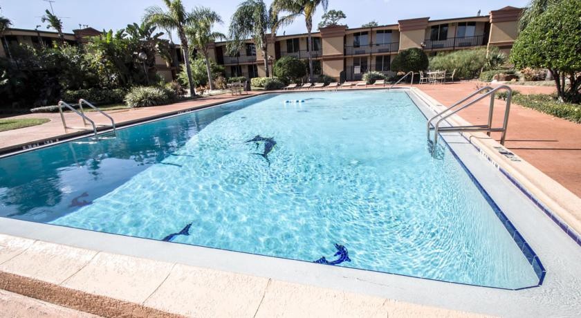 Econo Lodge Inn & Suites Florida Mall 
