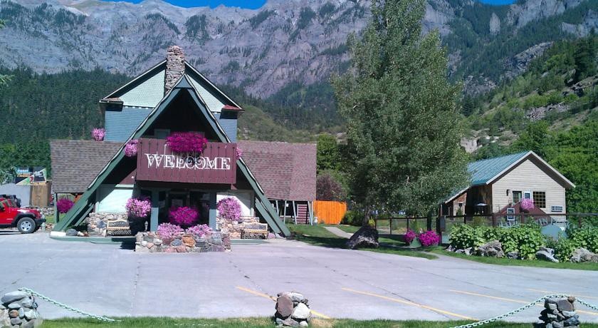 Twin Peaks Lodge & Hot Springs 