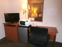 Econo Lodge Inn & Suites I-35 at Shawnee Mission 