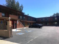 Pomona Lodge Motel 