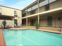 Howard Johnson Inn & Suites Reseda 