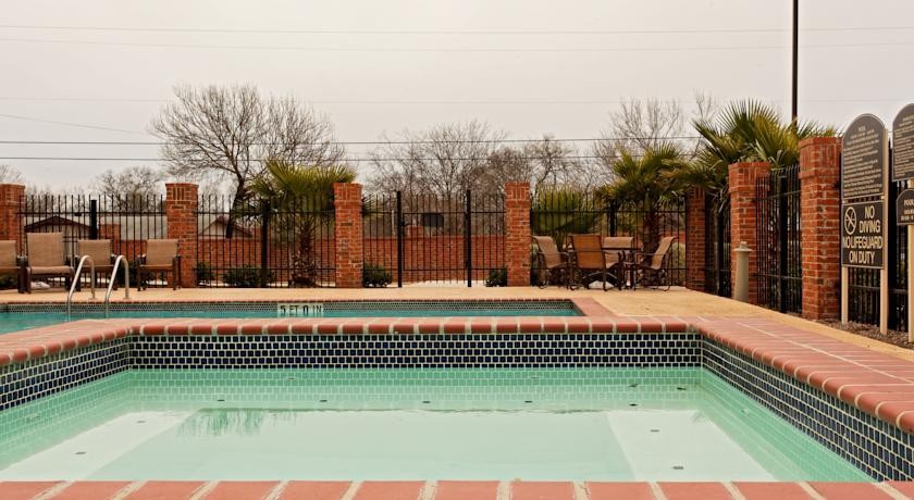 Holiday Inn Express & Suites San Antonio South 