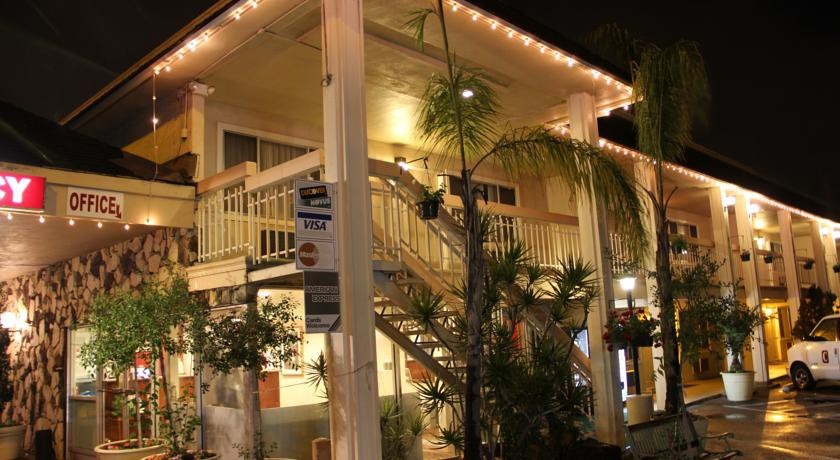 Caravelle Inn & Suites 2*