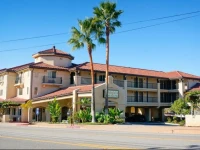 Lamplighter Inn & Suites 