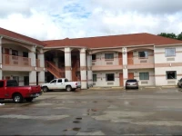 Hometowner Inn & Suites 1*