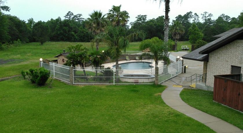 Pinewood Inn & Suites 