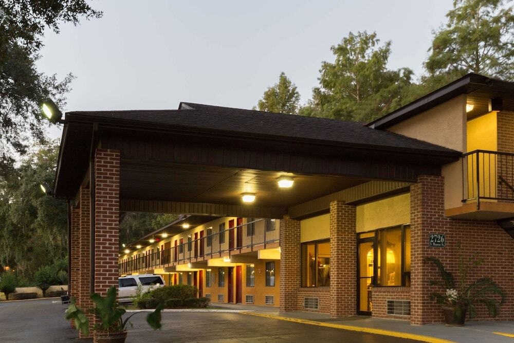 Howard Johnson Express Inn - Tallahassee 