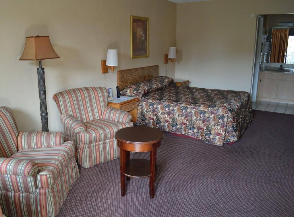 Tarpon Shores Inn 