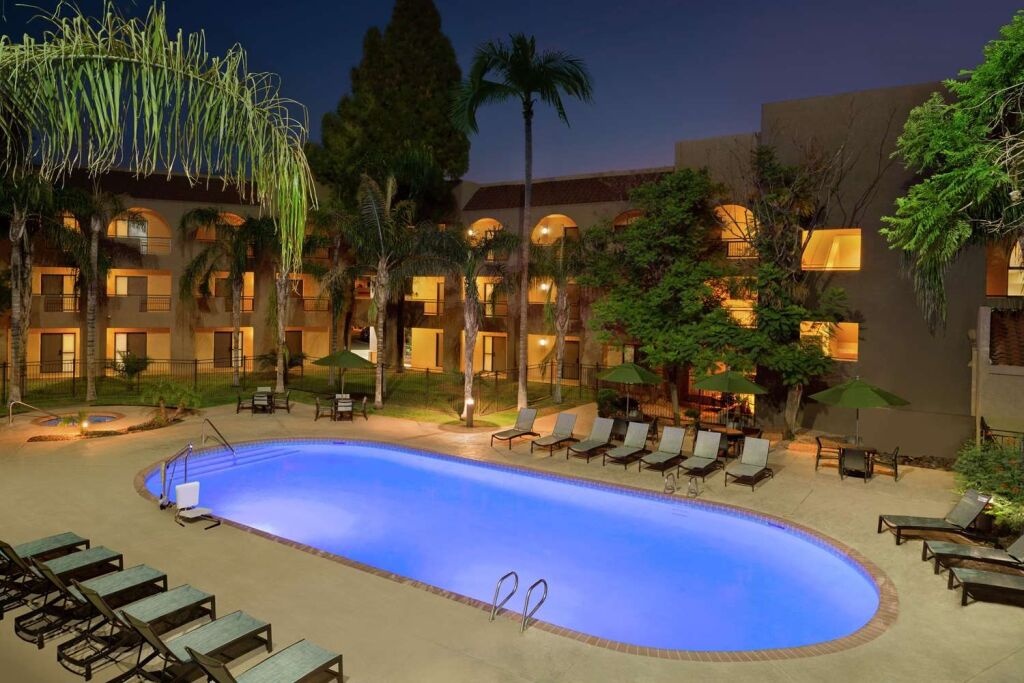 Embassy Suites Phoenix - Tempe 