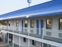 Motel 6 Winnie 