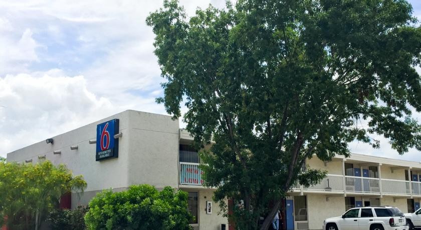 Motel 6 Uvalde 