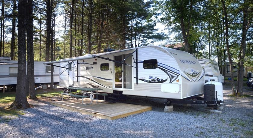 Lake George Escape 40 ft. Premium Travel Trailer 39 