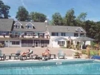 Longhouse Manor B&B 