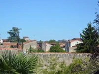 Volets Bleus et Briques Rouges 