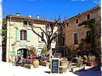Le Petit Cafe 