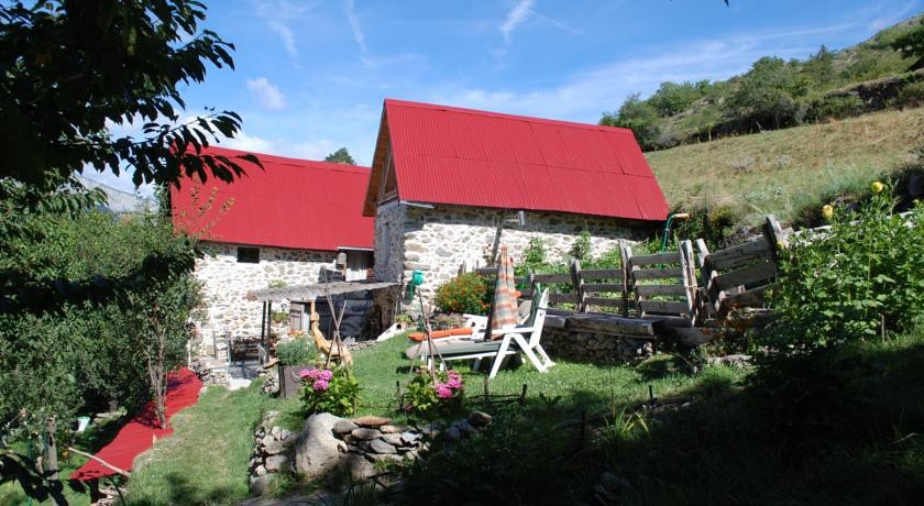 Les Toits Rouges