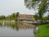Au Bord du Lac 