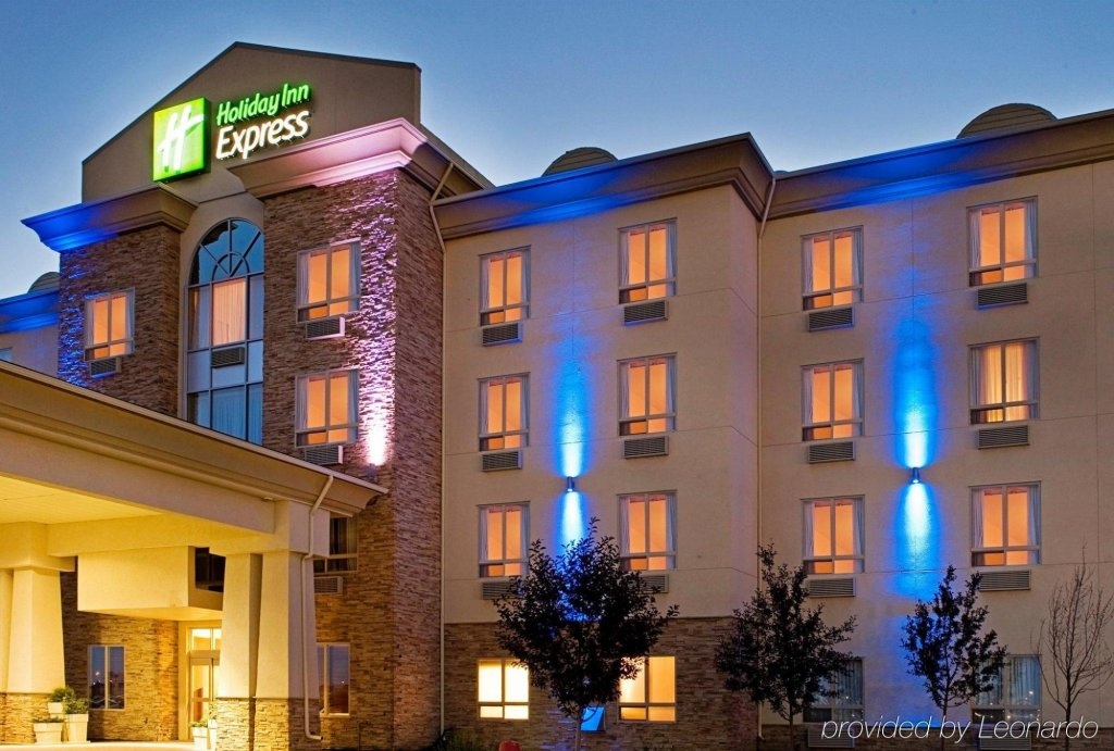 Holiday Inn Express Grande Prairie 3*