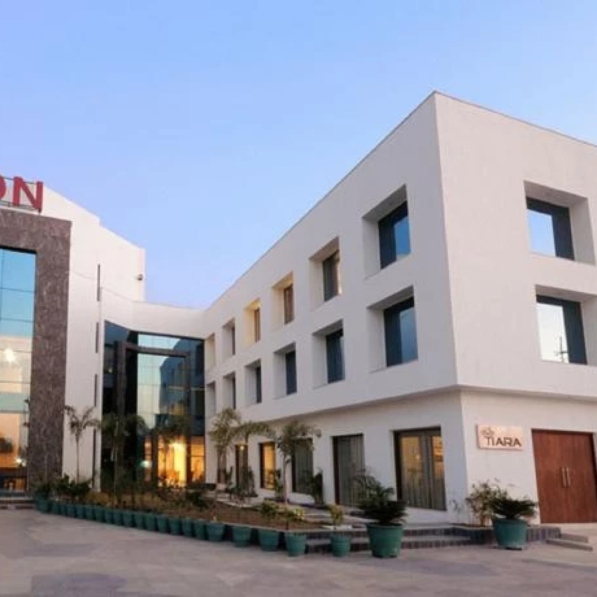 Avalon Hotel & Banquets 3*