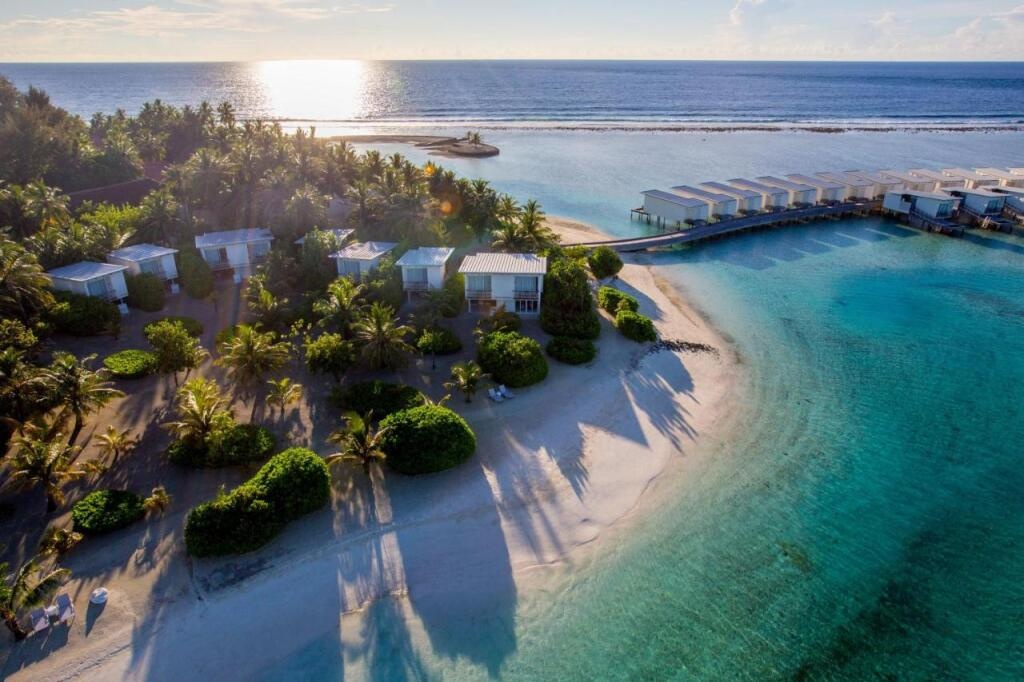 Holiday Inn Resort Kandooma Maldives 5*