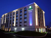 Holiday Inn Express and Suites Montreal Airport 3*