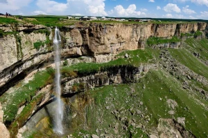 Хунзах, Каменная чаша, Водопад Тобот