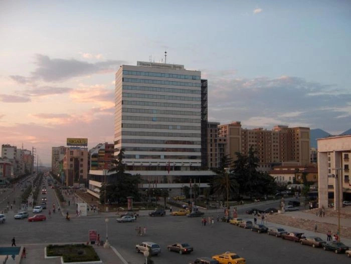 Тирана город