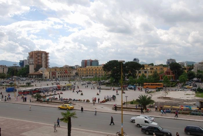 Тирана город