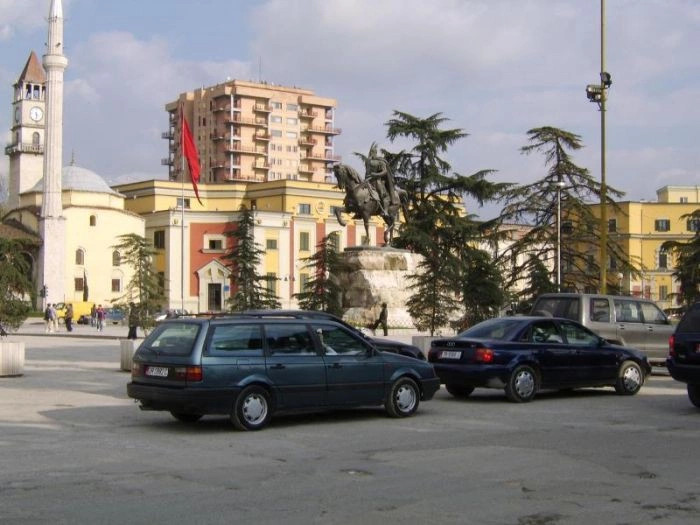 Тирана город
