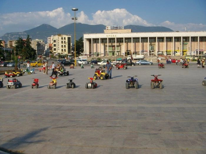 Тирана город