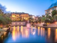  Clarion Suites Roatan at Pineapple Villas