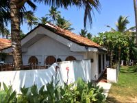  Roskvin Cafe & Surfers Inn