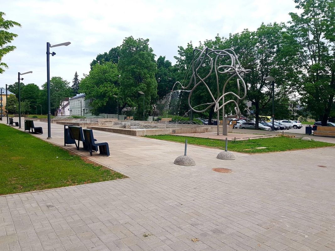 Памятник Юрию Лотману