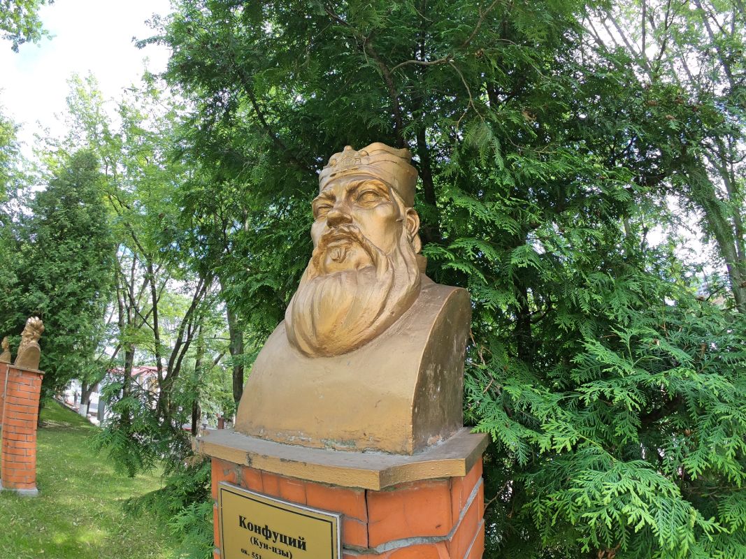 Памятник Конфуцию на территории Межрегиональной академии управления персоналом