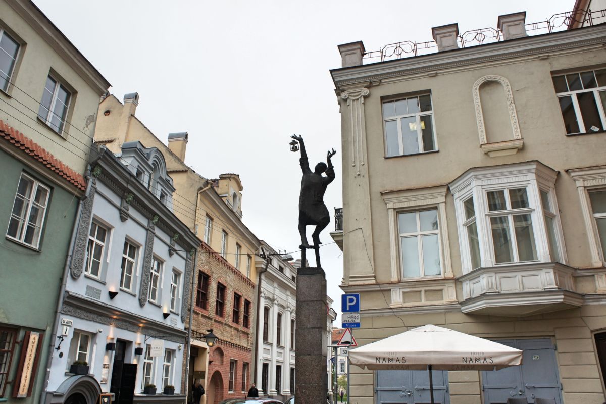 Памятник Фонарщику