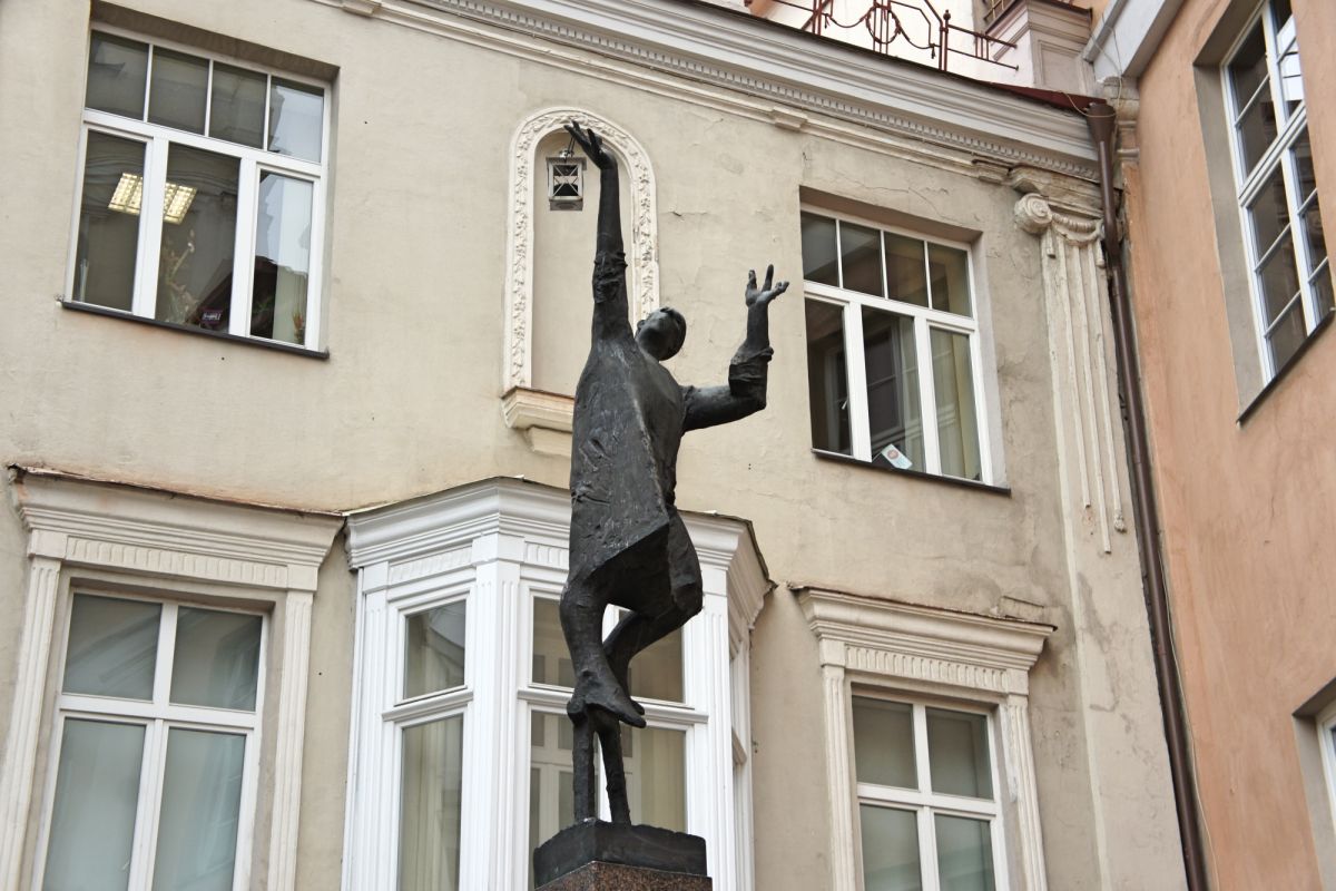 Памятник Фонарщику