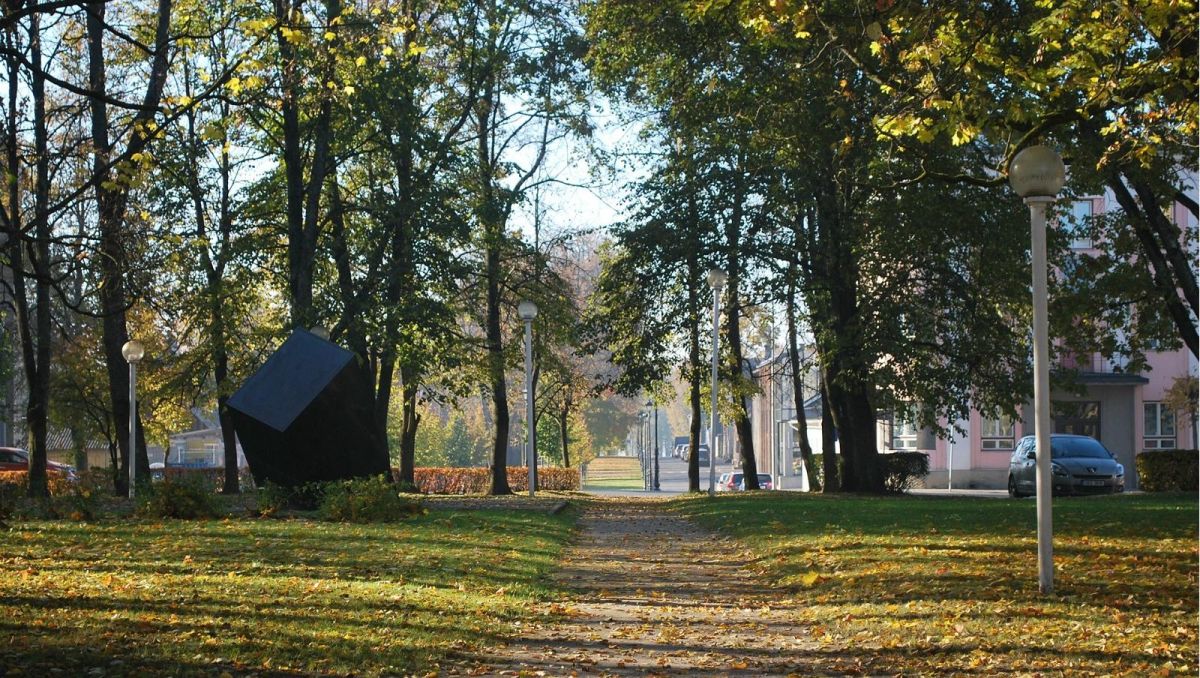 Памятник Фр. Р. Крейцвальду и парк на берегу озера Тамула