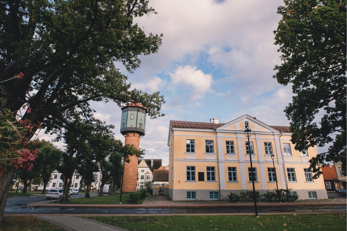 Скульптура «Мальчик с рыбой» на площади им. Йохана Лайдонера