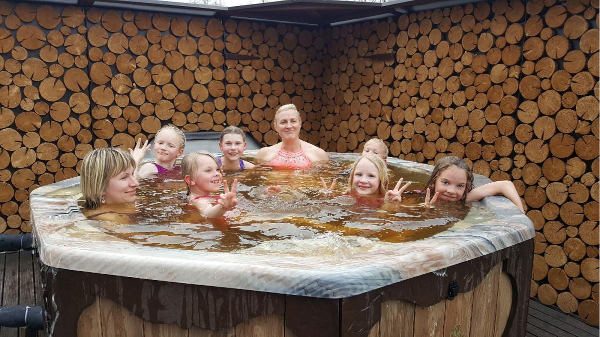 Плавучий чан с теплой водой на реке Вигала