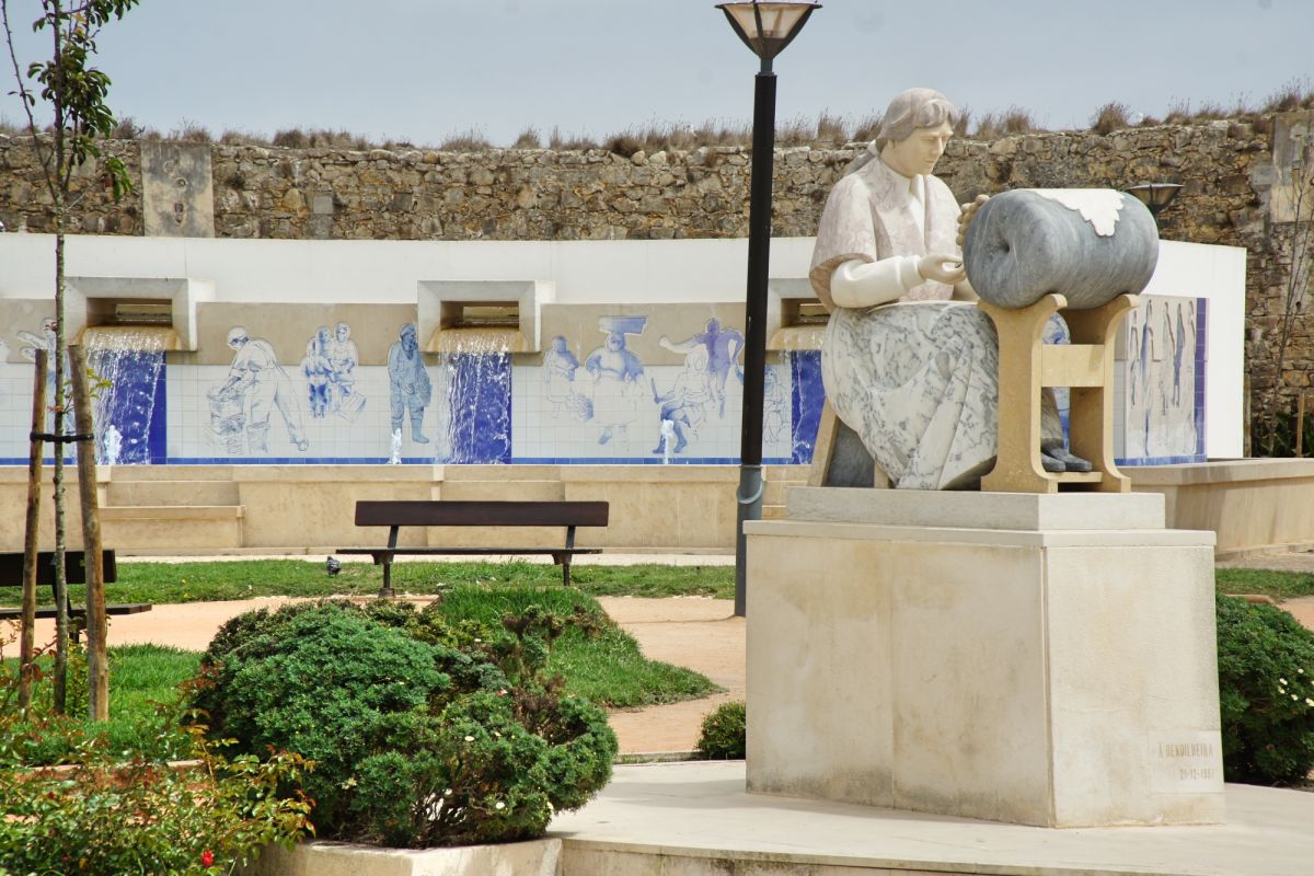 Памятник кружевнице