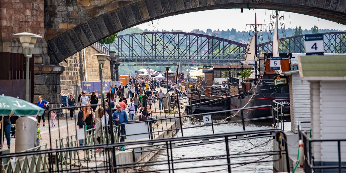 Náplavka – Набережная Рашина