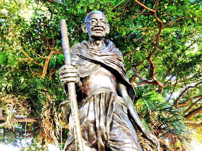 Памятник индийскому философу Махатму Ганди (Mohandas Karamchand Gandhi) на Вайкики