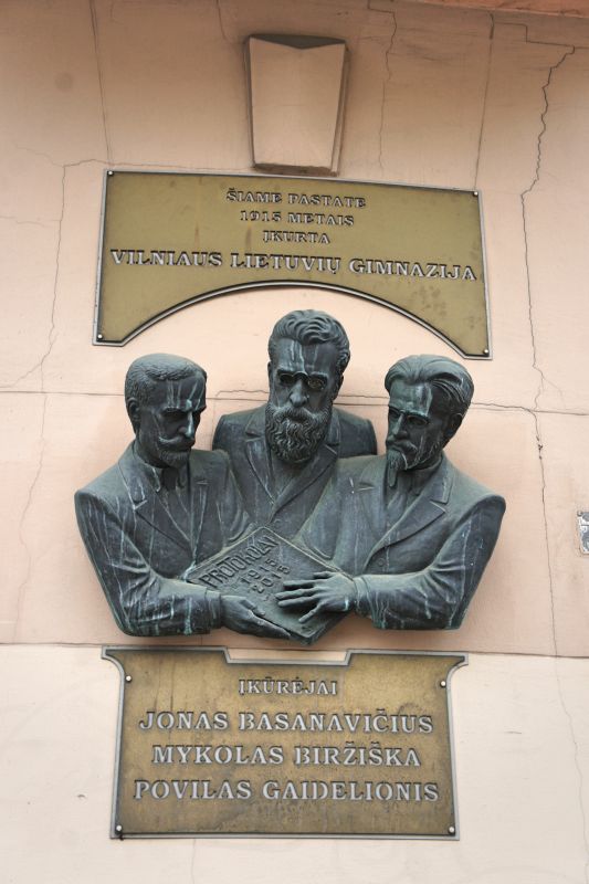 Скульптура в память об основателях литовской гимназии