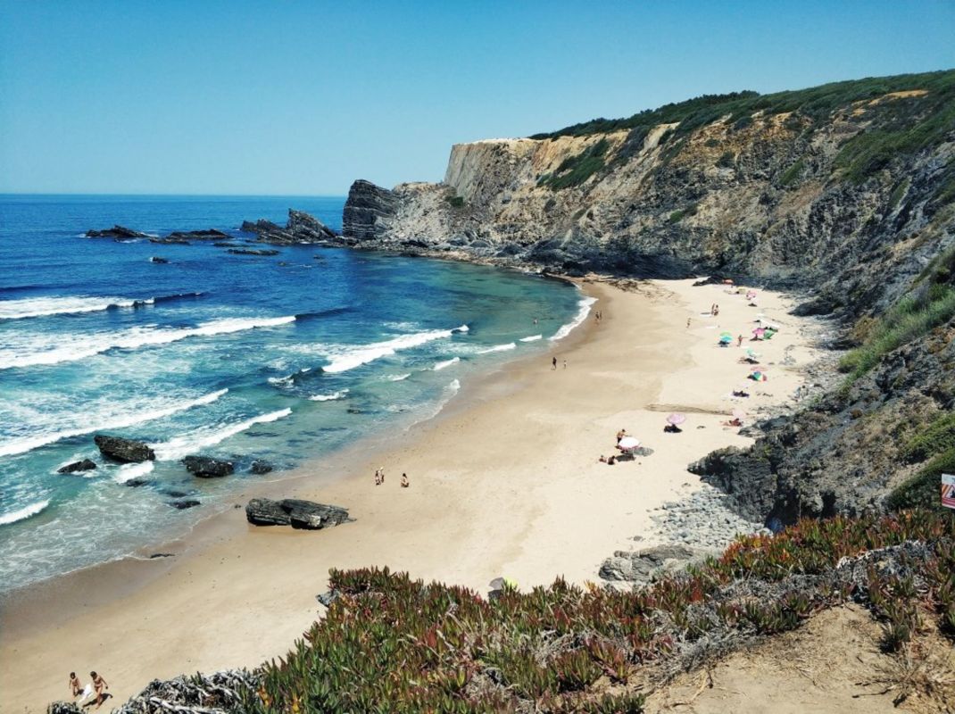 Пляж «Прайя-ду-Карвальял – Сан-Теотонью»